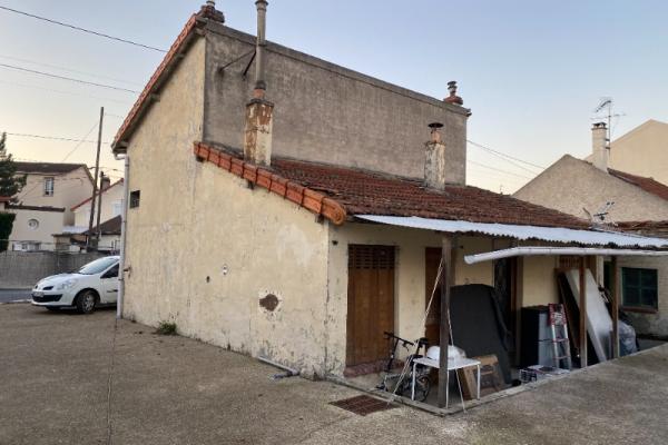 DEMOLITION D'UN PAVILLON A  PARAY VIEILLE POSTE A L'AIDE DE PELLE MECANIQUE 